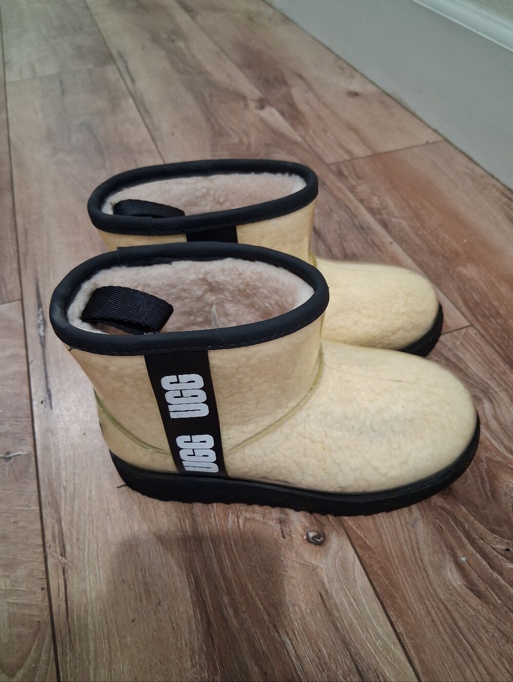 UGGS - Picture 5 of 10